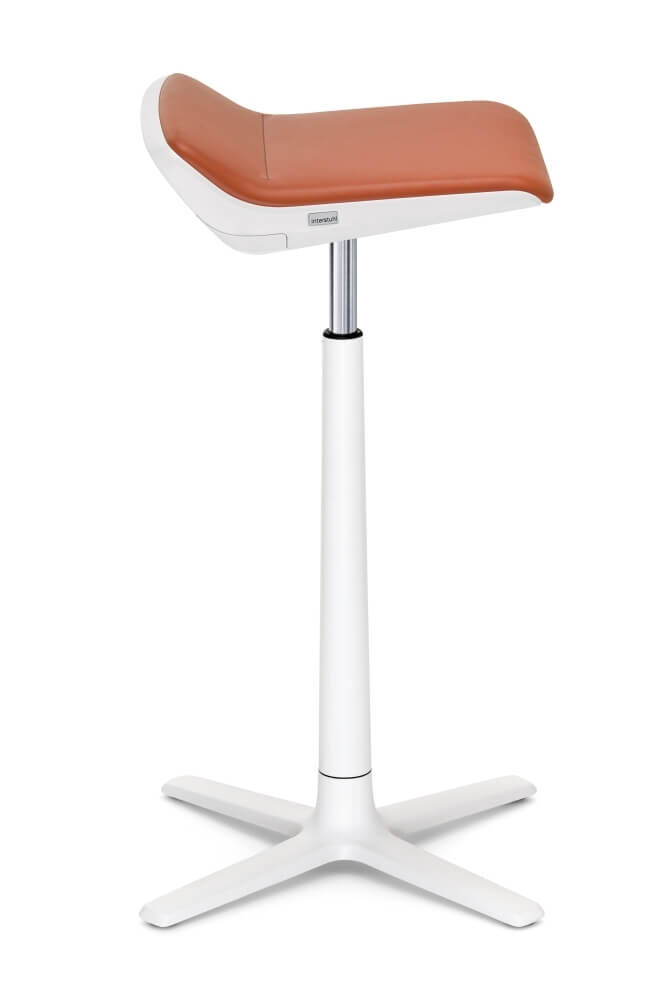 Moderner ergonomischer Bürohocker mit orangefarbenem Sitzpolster und weißem Standfuß für gesundes Sitzen.