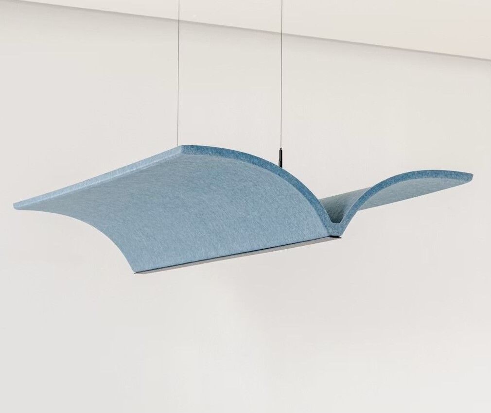 Hängendes, gebogenes Paneel in Blau zur Akustikverbesserung in modernen Büros. Minimalistisches Design mit wellenförmiger Form.