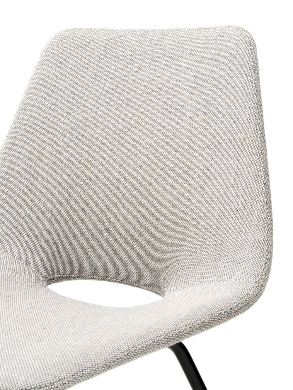 Nahaufnahme eines modernen, grauen Stuhls mit gepolsterter Sitzfläche und Rückenlehne, ideal für ergonomisches Sitzen.