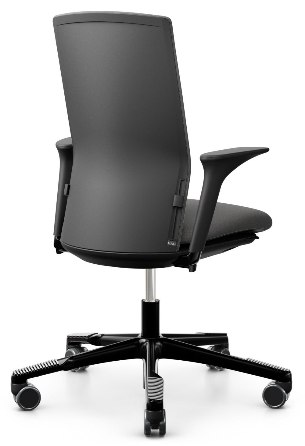 Rückansicht eines ergonomischen Bürostuhls mit schwarzen Armlehnen und Rollen für dynamisches Sitzen.