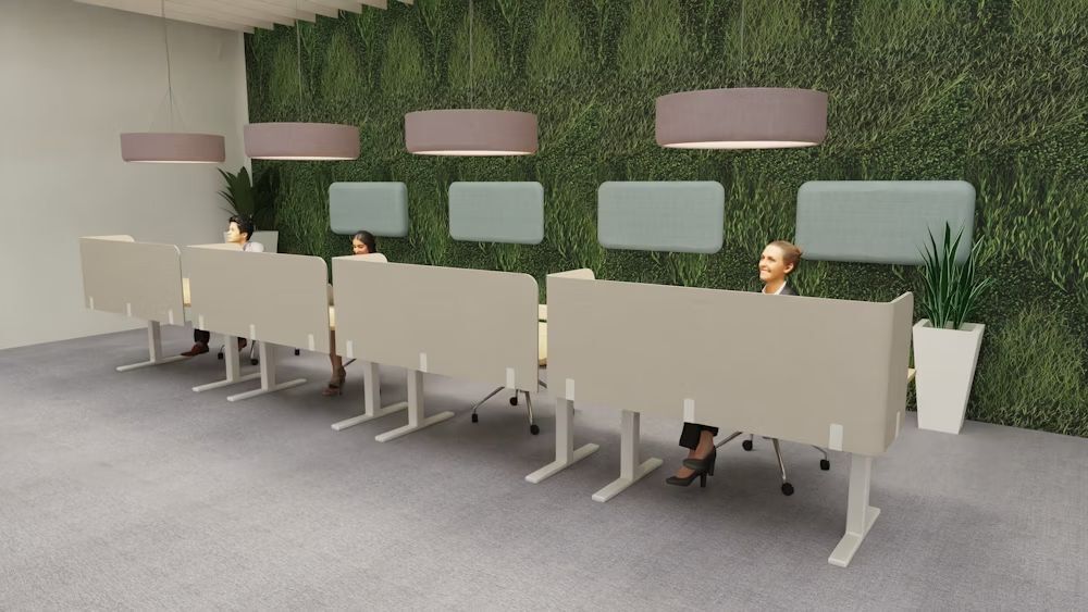 Moderne Büroumgebung mit vier ergonomischen Schreibtischen, Akustikpaneelen und Pflanzen vor einer grünen Wand.