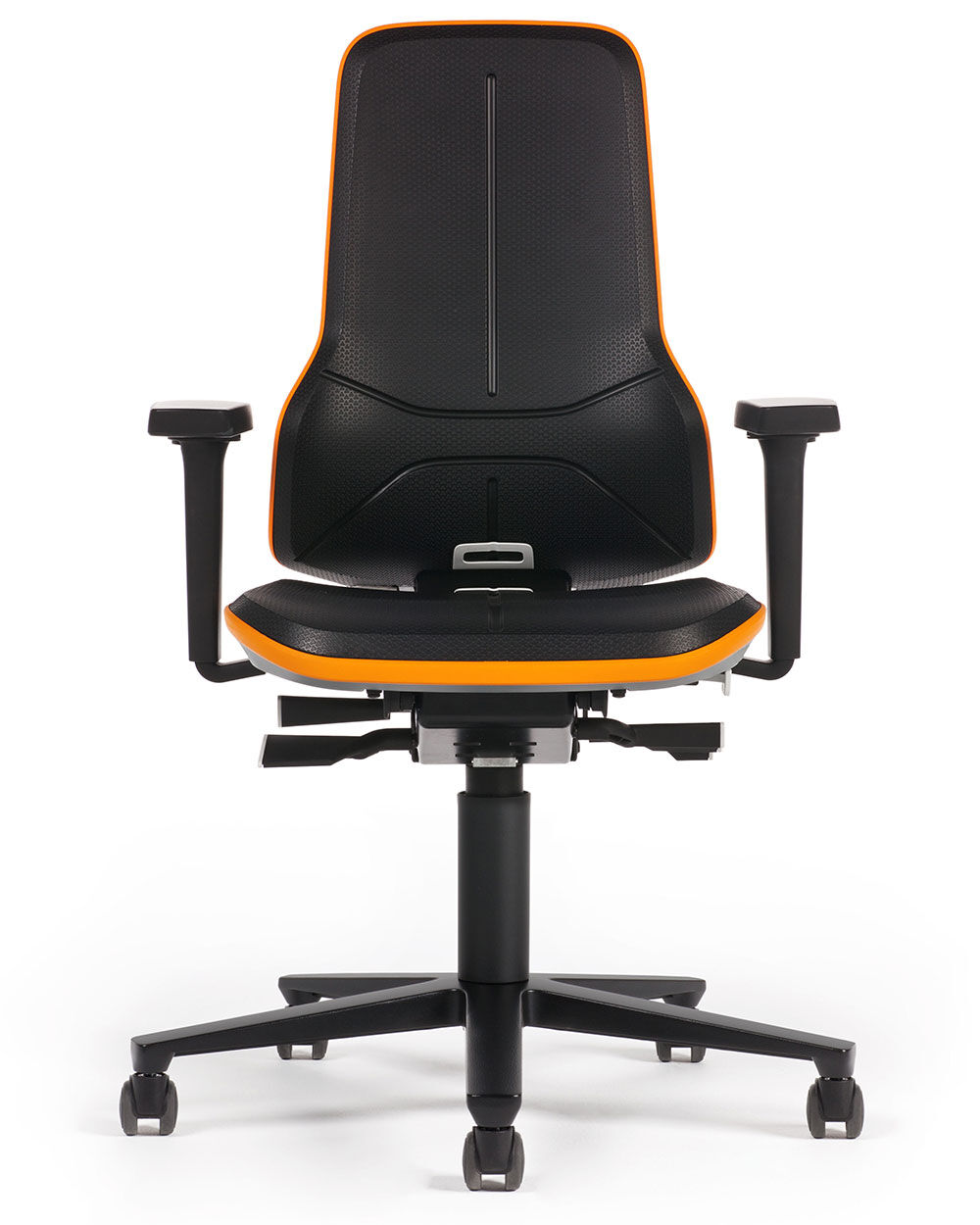 Ergonomischer Bürostuhl mit schwarzen und orangenen Elementen, verstellbaren Armlehnen und Rollen für dynamisches Sitzen.