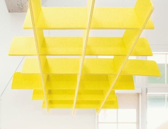 Gelbes, modernes Regal schwebt an der Decke in einem hellen Raum mit großen Fenstern.