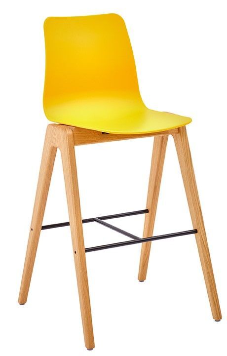 Ergonomischer gelber Barhocker mit Holzbeinen und Metall-Fußstütze, geeignet für moderne Büroumgebungen.