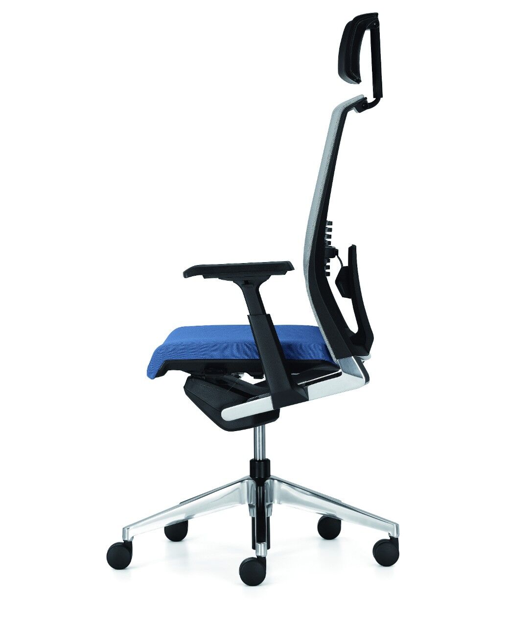 Ergonomischer Bürostuhl mit blauer Sitzfläche, verstellbarer Rückenlehne und Nackenstütze, seitliche Ansicht.