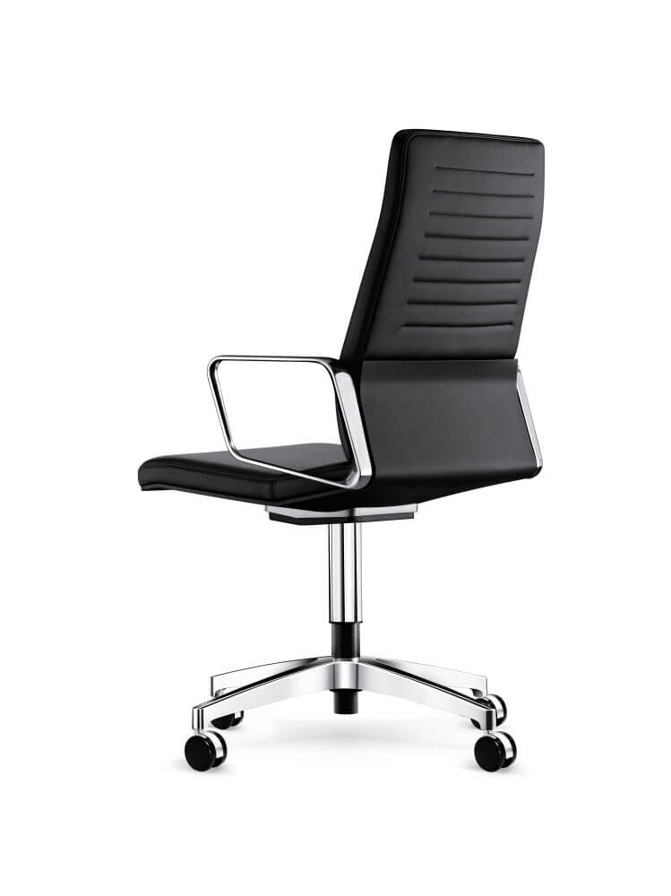 Ergonomischer Bürostuhl mit schwarzem, gepolstertem Rücken und Armlehnen, auf einem verchromten Drehgestell.