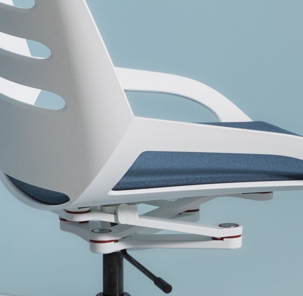 Nahaufnahme eines ergonomischen Bürostuhls mit weißem Rahmen und blauer Sitzfläche vor blauem Hintergrund.