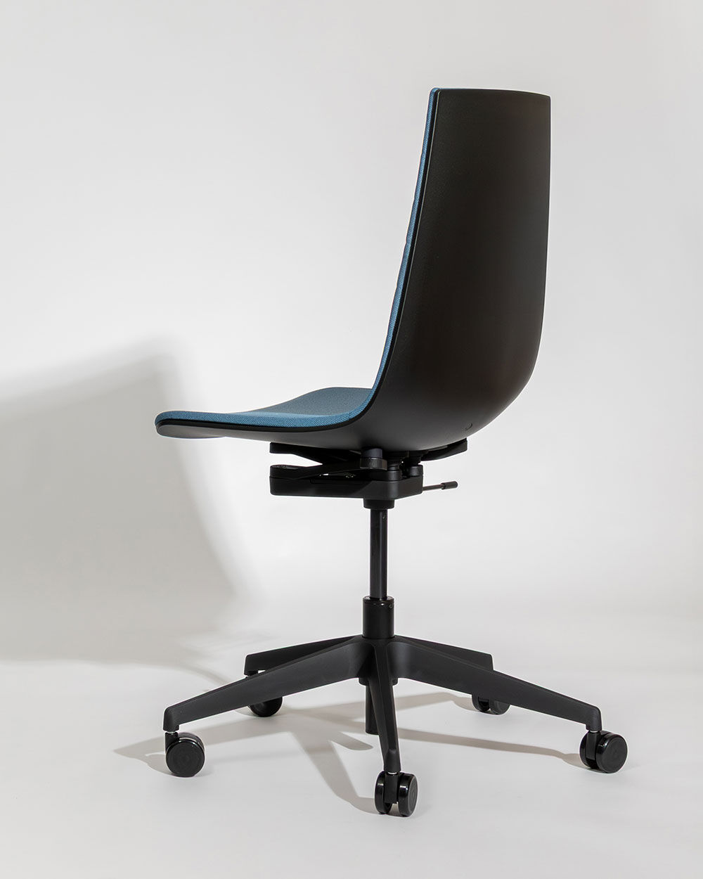 Moderner ergonomischer Bürostuhl mit schwarzer Rückenlehne und blauem Sitz auf Rollen.