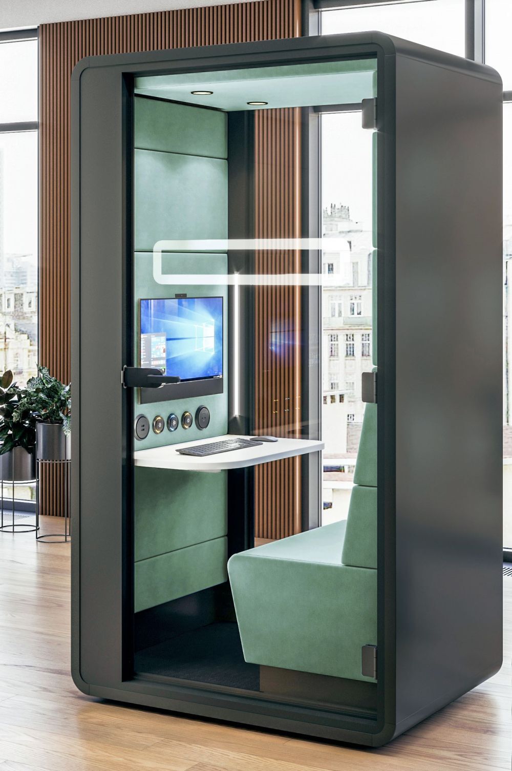 Moderne Telefonkabine mit ergonomischem Sitzplatz, Tisch, Bildschirm und Steckdosen, ideal für ruhiges Arbeiten.