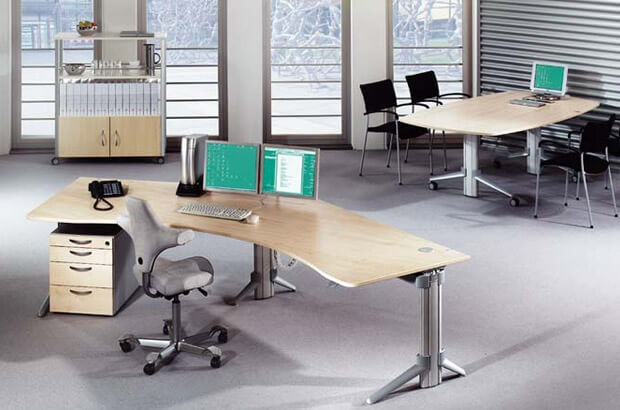Moderne Büroumgebung mit ergonomischen Stühlen und großen Schreibtischen, perfekt für dynamisches Sitzen und Arbeiten.