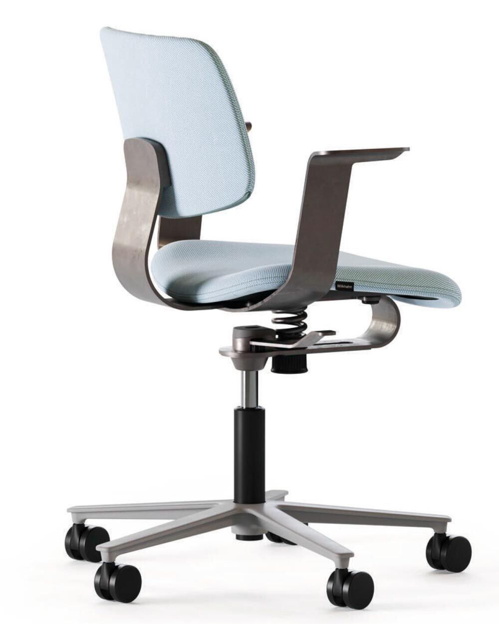 Moderner ergonomischer Bürostuhl mit blauem Sitzbezug, verstellbaren Armlehnen und beweglichem Federmechanismus auf Rollenfuß.