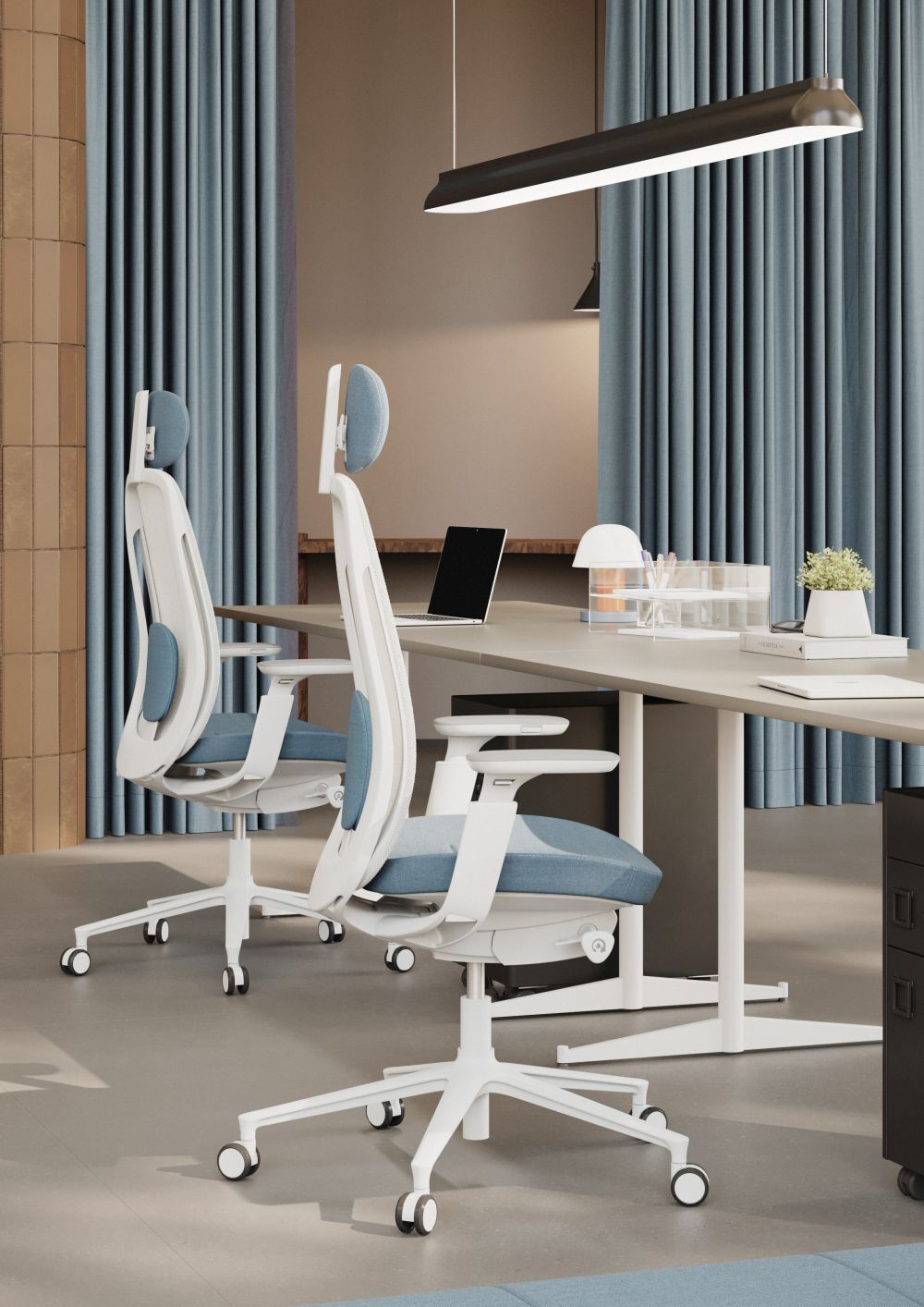 Ergonomische Bürostühle in modernem Büro, blau-weiße Polsterung, verstellbare Rückenlehnen, neben großem Tisch mit Laptop.