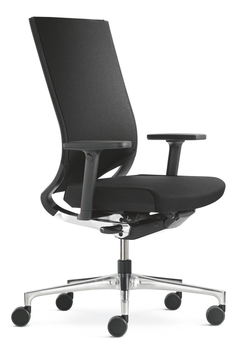 Ergonomischer schwarzer Bürostuhl mit hoher Rückenlehne, verstellbaren Armlehnen und Metallrollfüßen, fördert gesundes Sitzen.