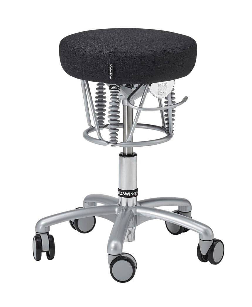Ergonomischer Hocker mit schwarzem Sitz, Federung und silbernem Gestell, ideal für dynamisches Sitzen im Büro.