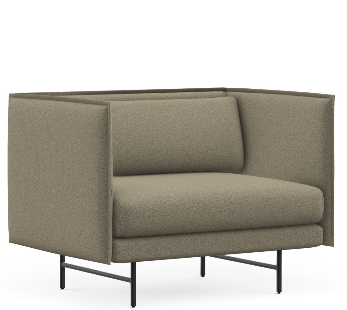 Moderner, beiger Sessel mit gepolstertem Sitz und Rückenlehne, auf einem schlanken Metallrahmen stehend.