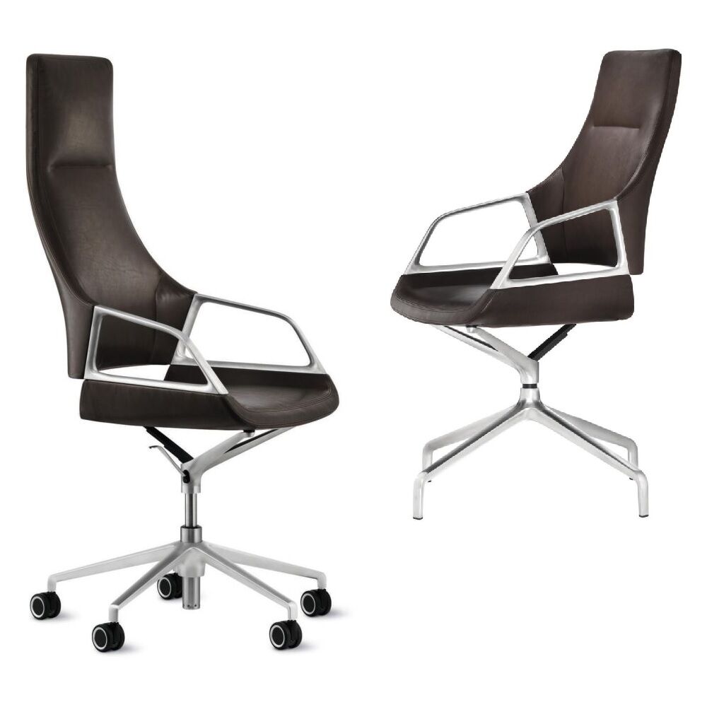 Zwei braune, ergonomische Bürostühle mit hohen Rückenlehnen und verchromten Rahmen auf Rollen.