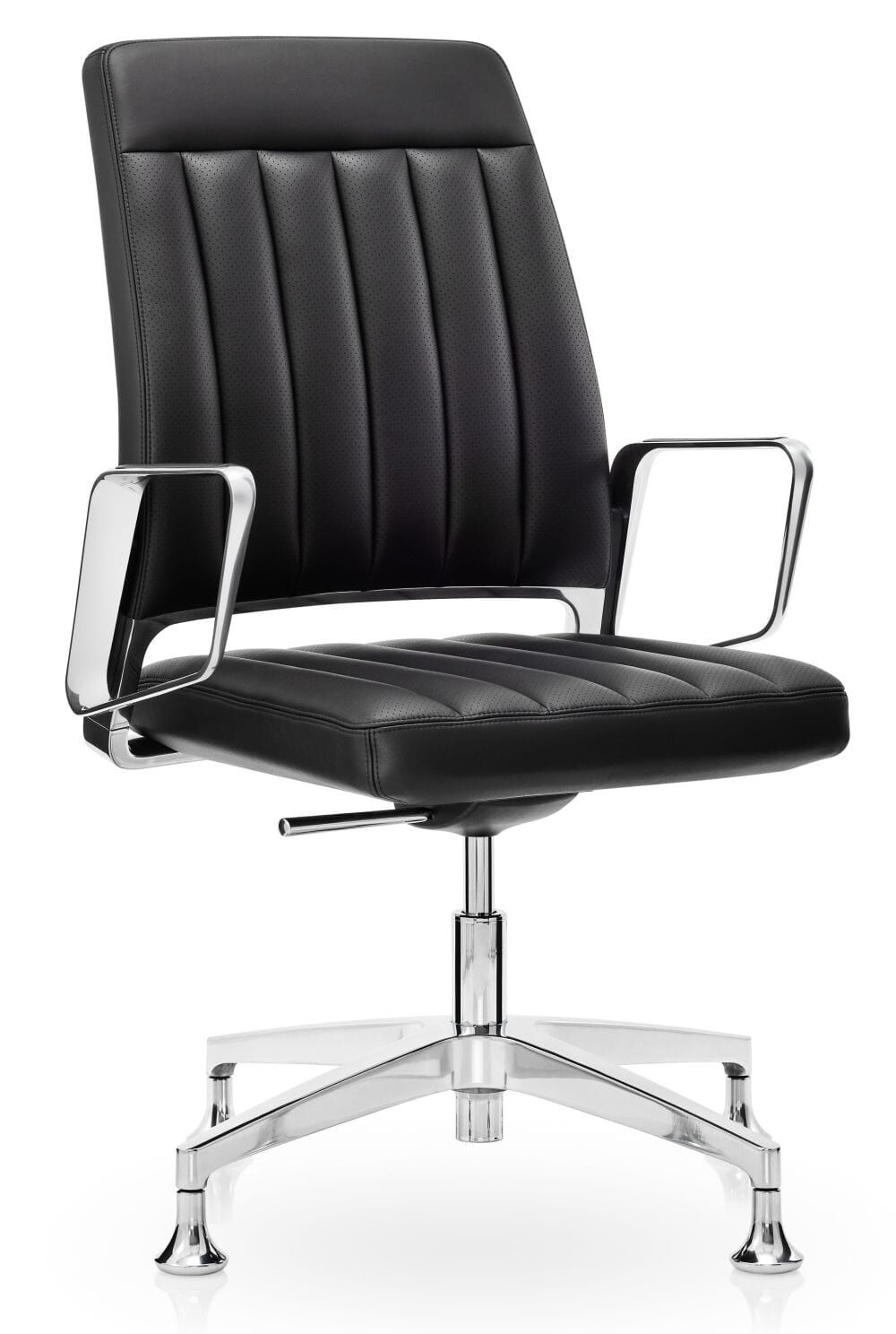 Ein eleganter schwarzer Bürostuhl mit verchromten Armlehnen auf einem stabilen Metallfuß.