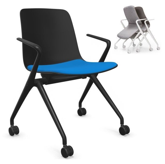 Ergonomischer Bürostuhl mit schwarzem Rahmen und blauem Sitzpolster, abgebildet mit zwei gestapelten Stühlen im Hintergrund.