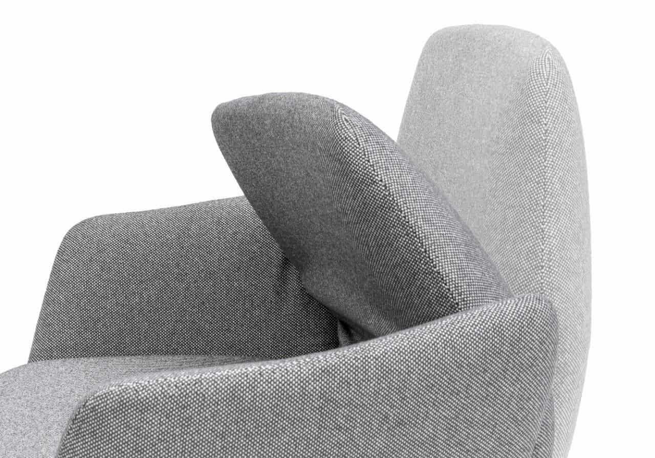 Detailaufnahme eines ergonomischen Bürostuhls mit grauem Stoffbezug und verstellbarer Rückenlehne.