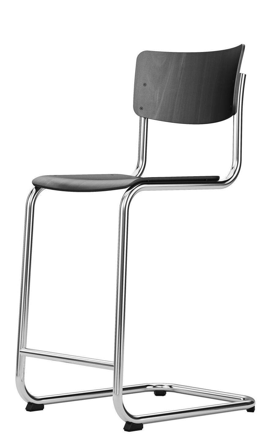 Ein moderner Barhocker mit schwarzer Sitzfläche und Rückenlehne, auf einem verchromten Metallgestell.