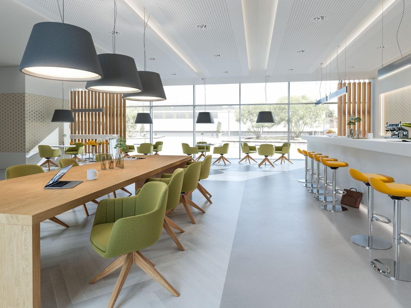 Moderner Büroraum mit ergonomischen grünen Stühlen, langen Holztischen und Barhockern vor großen Fenstern.