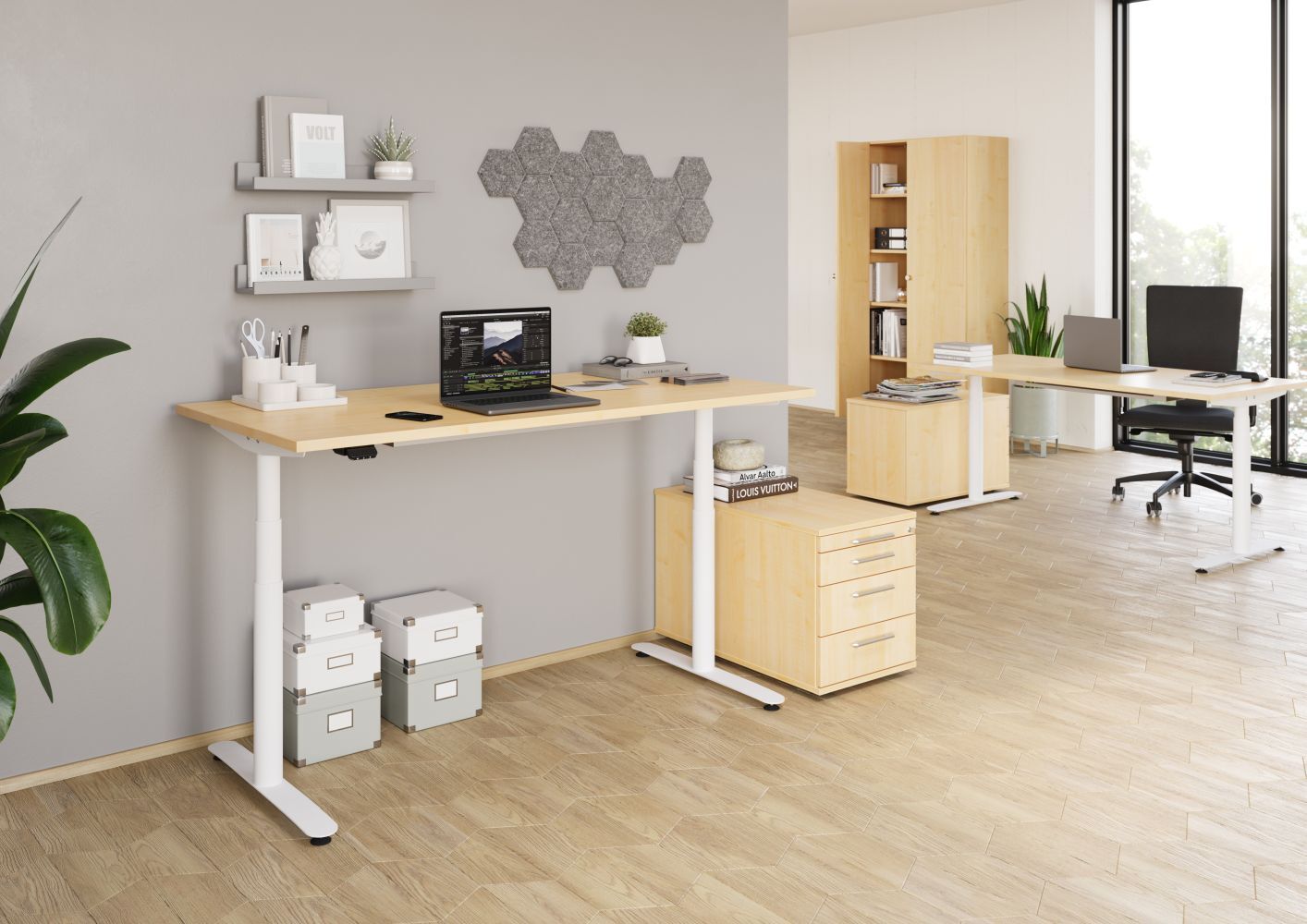 Moderner Arbeitsplatz mit höhenverstellbarem Schreibtisch, Laptop, und ergonomischem Stuhl in einem hellen Büro.