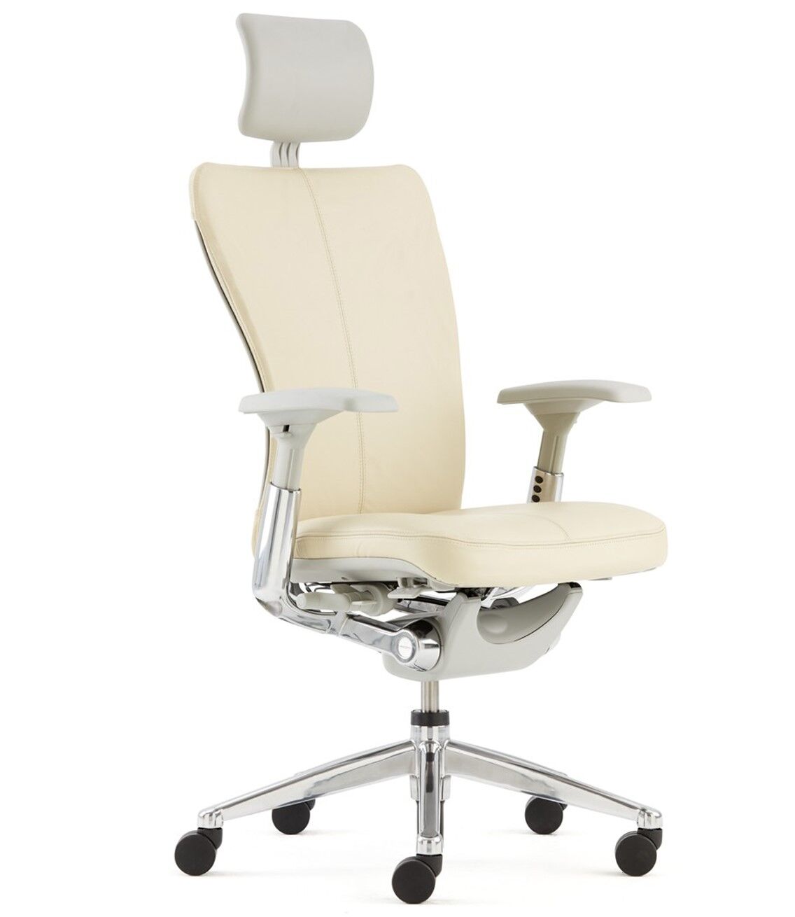 Ergonomischer Bürostuhl in hellem Beige mit Kopfstütze und verstellbaren Armlehnen auf einem Chromgestell.