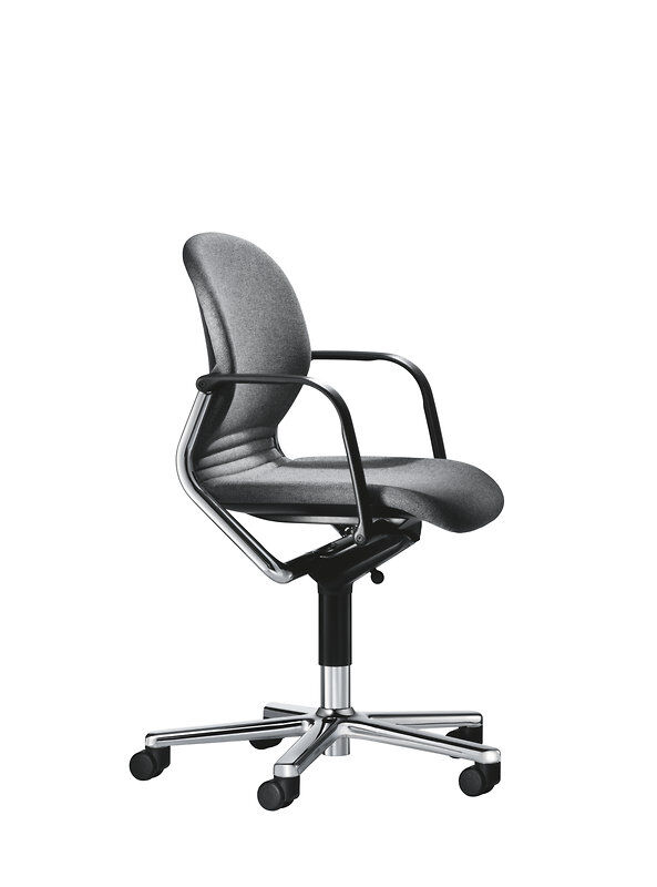 Moderner ergonomischer Bürostuhl mit grauem Stoffbezug, schwarzen Armlehnen und verchromtem Drehgestell auf Rollen.