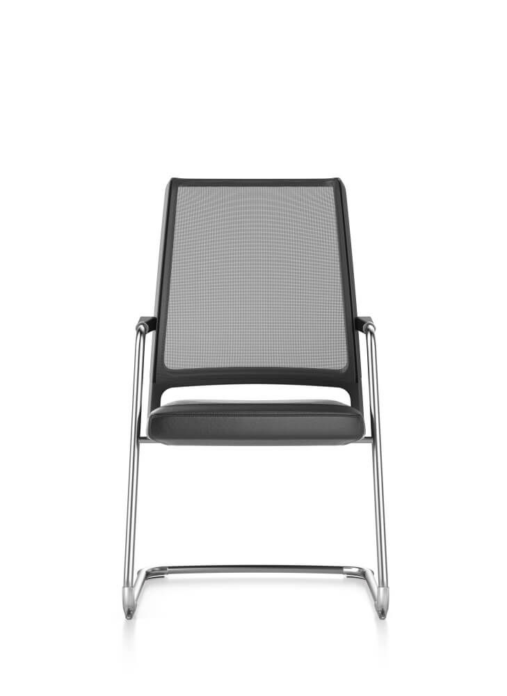 Moderner ergonomischer Stuhl mit Netzrücken und verchromtem Gestell, ideal für dynamisches Sitzen.