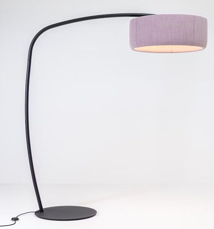 Elegante Stehlampe mit gebogenem schwarzem Ständer und großem, rundem, lila Lampenschirm.