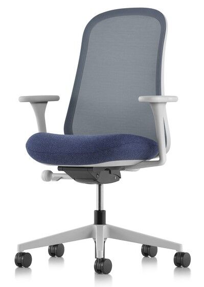 Ergonomischer Bürostuhl mit grauem Netzrücken und blauer Sitzfläche auf Rollen, designed für dynamisches Sitzen.