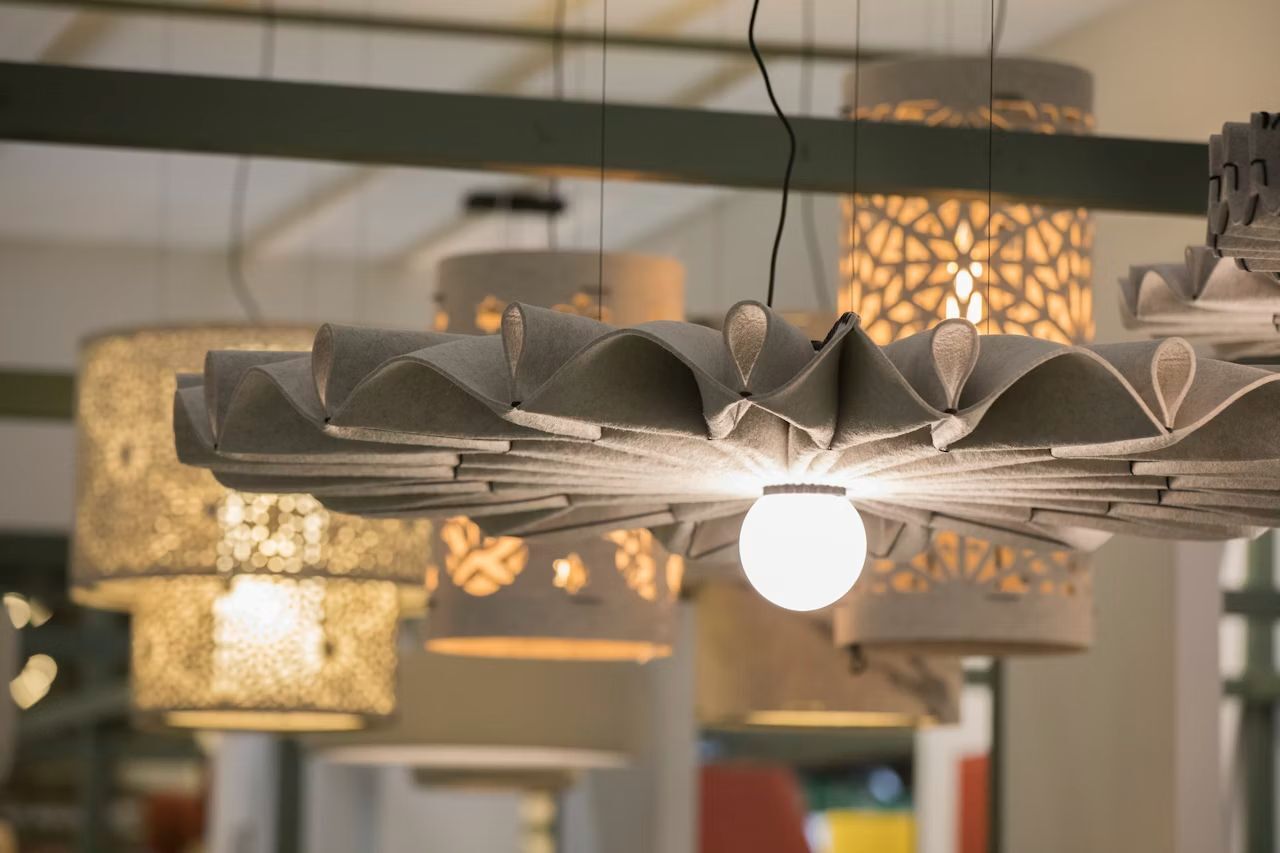 Moderne Pendelleuchten mit dekorativen Mustern und strahlenden Lampen in einem stilvollen Ambiente.