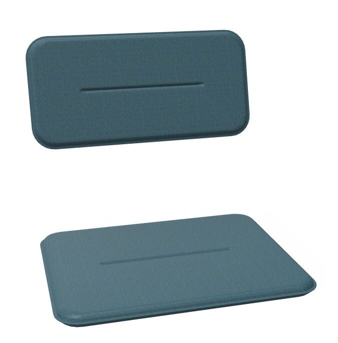 Zwei blaue ergonomische Sitzpolster mit rechteckiger Form und mittigem Schlitz, für besseren Sitzkomfort.