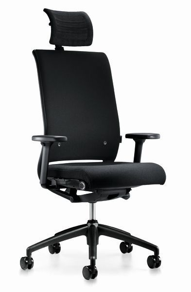 Schwarzer ergonomischer Bürostuhl mit Kopfstütze und Rollen, ideal für dynamisches und gesundes Sitzen im Büro.