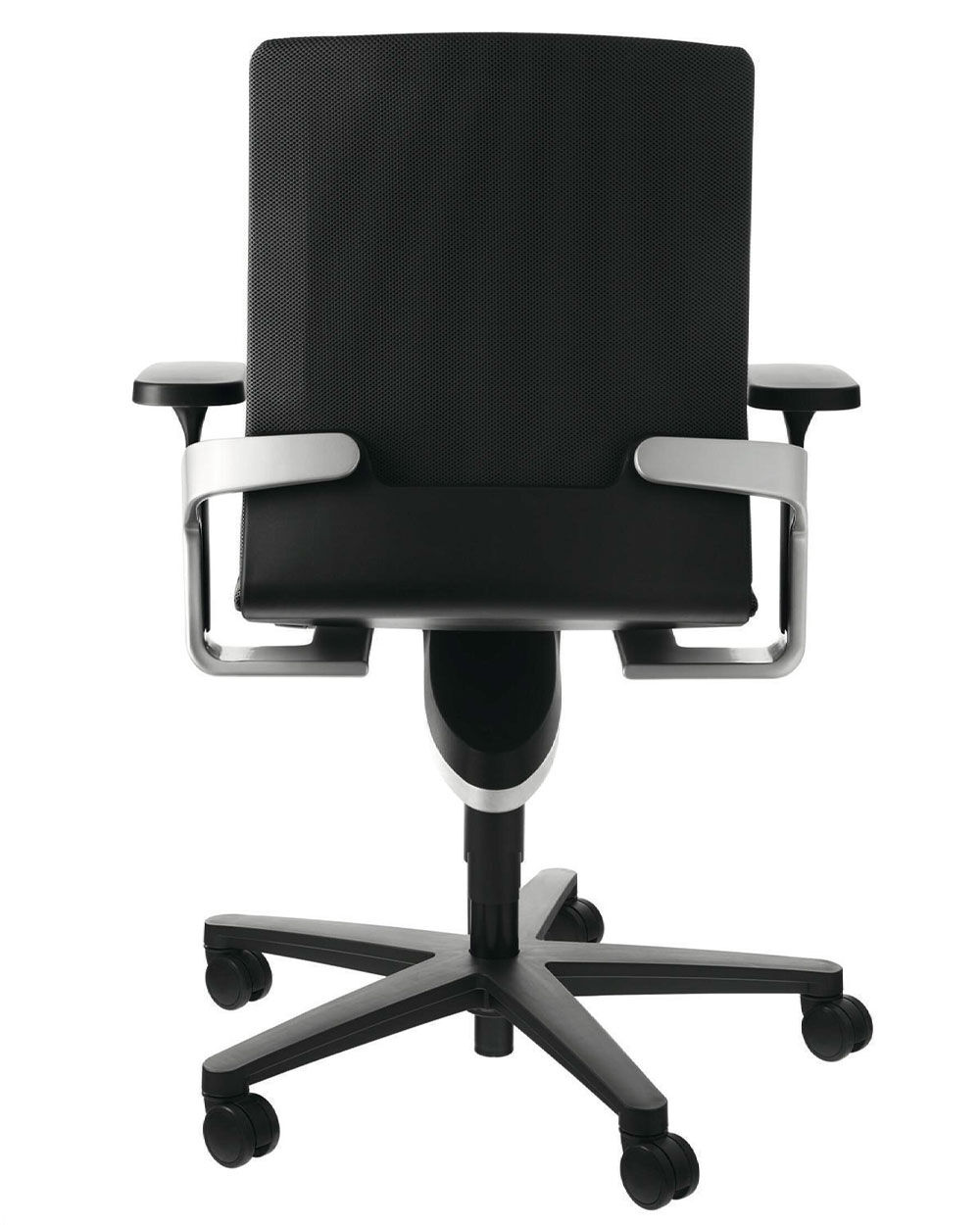 Rückansicht eines ergonomischen schwarzen Bürostuhls mit verstellbaren Armlehnen und stabilen Rollen.