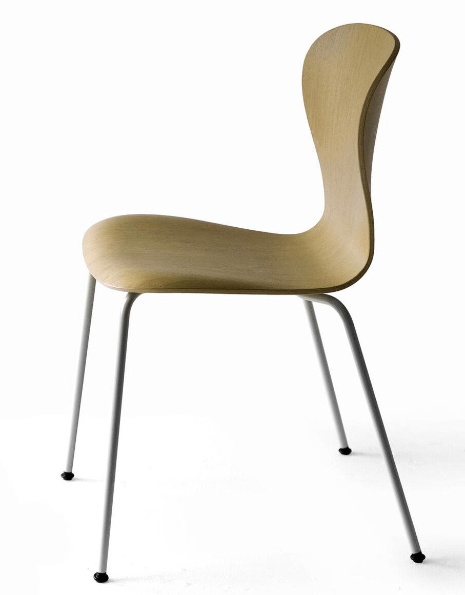 Schlanker, ergonomischer Holzstuhl mit gebogener Rückenlehne und Metallbeinen, minimalistisch und stilvoll gestaltet.