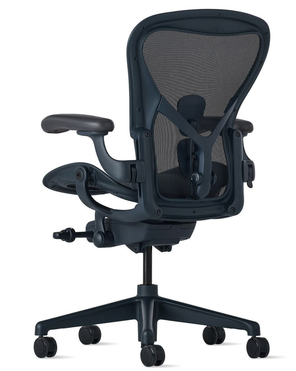 Ergonomischer Bürostuhl von hinten, Netzrückenlehne und verstellbare Armlehnen, fünf Rollen für Stabilität.