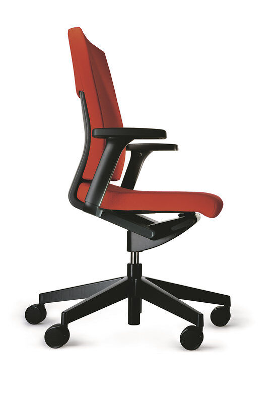 Ergonomischer Bürostuhl in Rot mit schwarzem Gestell, fokussiert auf dynamisches Sitzen und hochwertige Verarbeitung.
