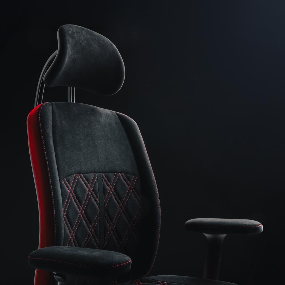 Ergonomischer Bürostuhl mit schwarzem Bezug und roter Naht, moderne Kopfstütze und Armlehnen, vor dunklem Hintergrund.