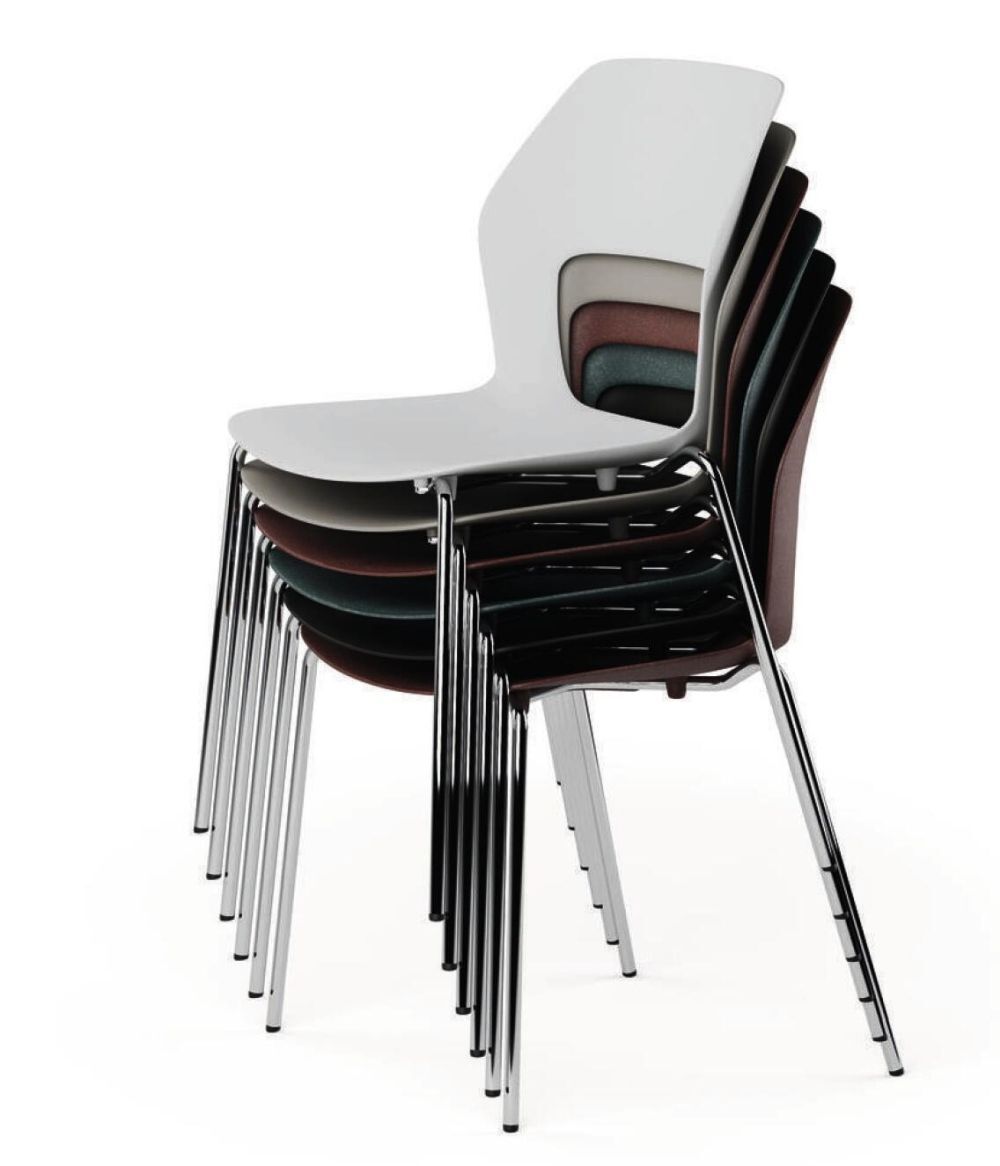 Gestapelte ergonomische Stühle mit farbigen Rückenlehnen und verchromten Beinen, zeigen platzsparendes Design.