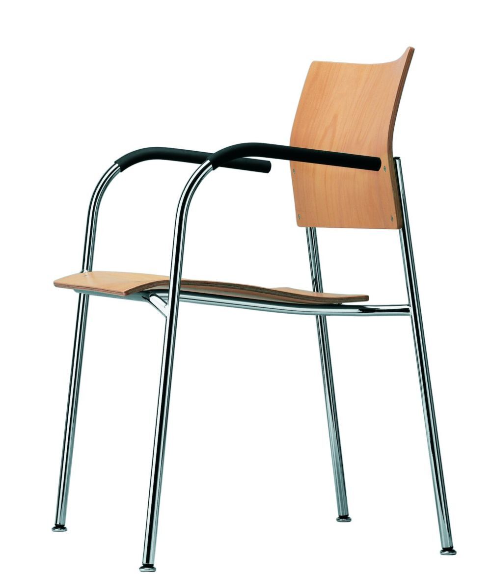 Moderner ergonomischer Stuhl mit Holzsitz und Rückenlehne, schwarzen Armlehnen und glänzendem Metallgestell.