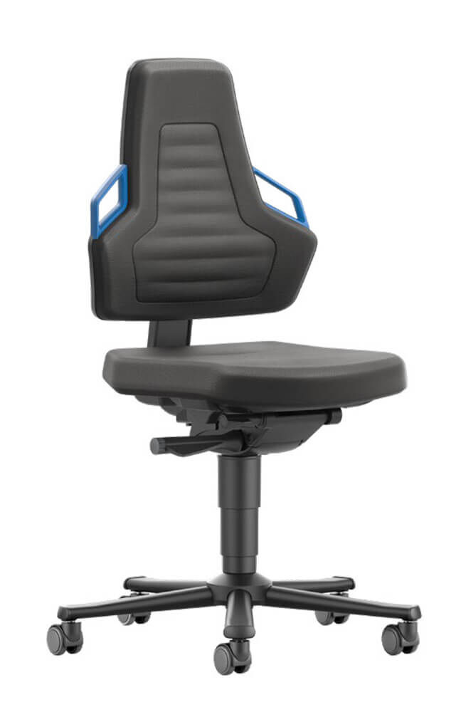 Ergonomischer Bürostuhl mit schwarzem Sitz, blauer Akzentuierung und verstellbarer Rückenlehne auf Rollen.