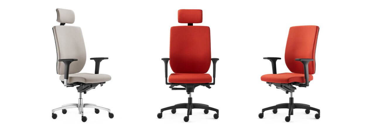 Drei ergonomische Bürostühle in verschiedenen Farben, mit verstellbaren Kopfstützen und Armlehnen, auf Rollen.