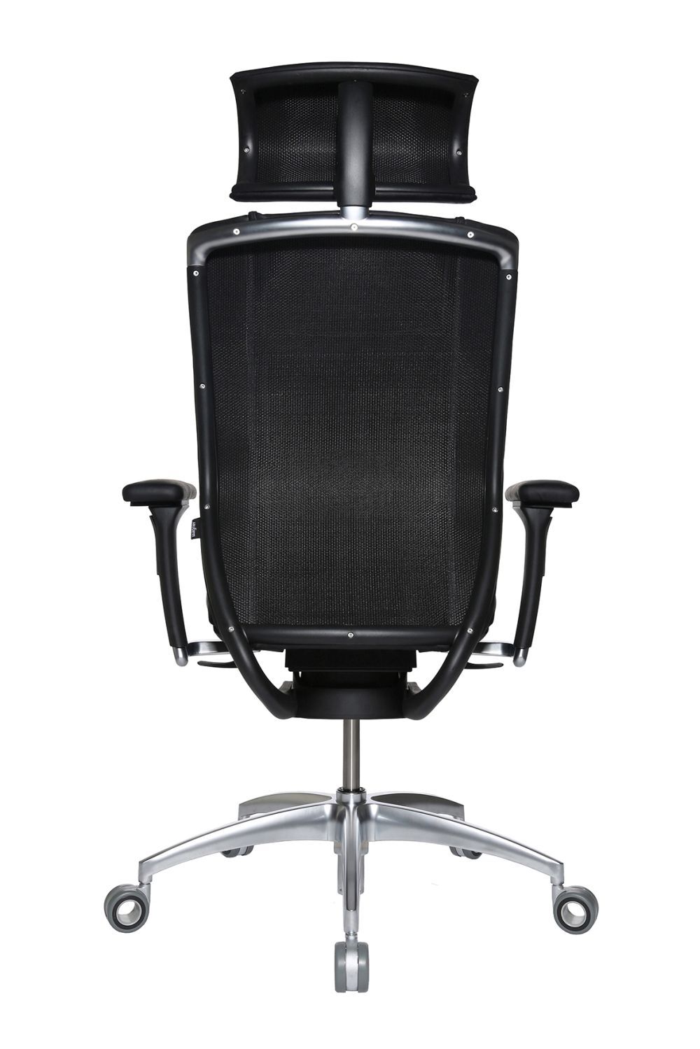 Rückansicht eines ergonomischen Bürostuhls mit Netzrückenlehne, Kopfstütze und verstellbaren Armlehnen auf Rollen.