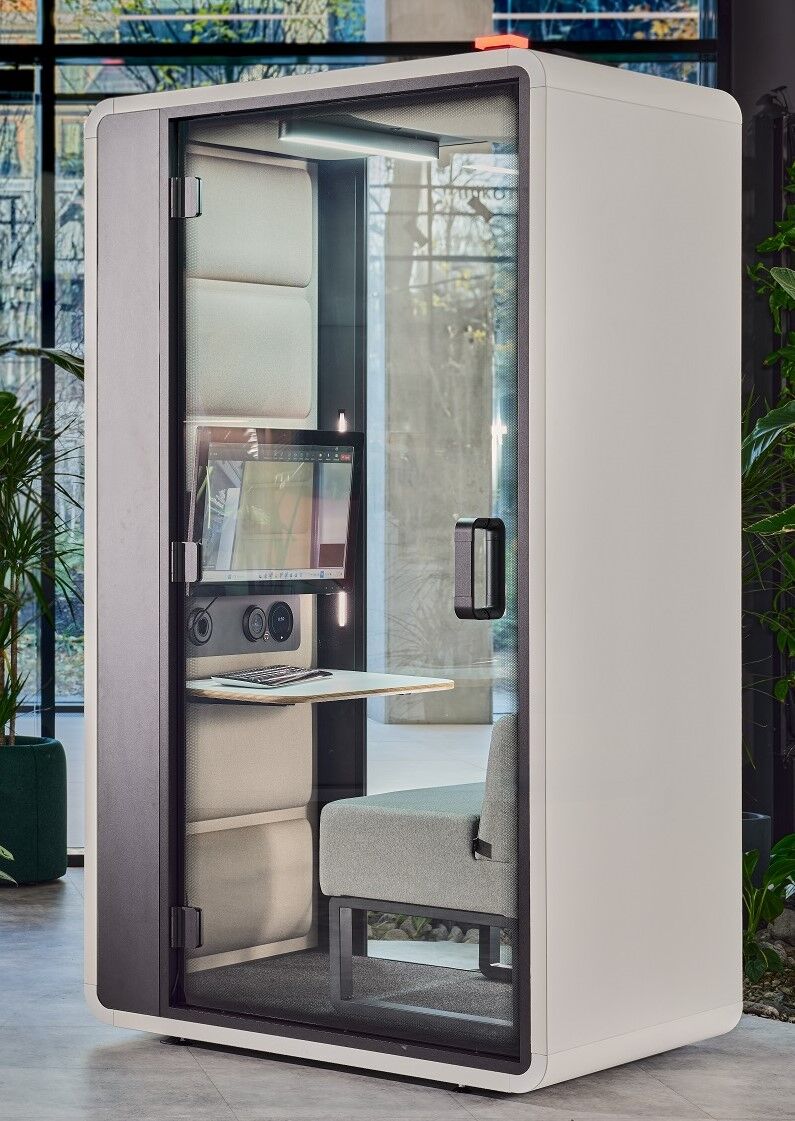 Schalldichte Telefonkabine mit ergonomischem Sitz, eingebautem Tisch und Monitor, ideal für konzentriertes Arbeiten im Büro.