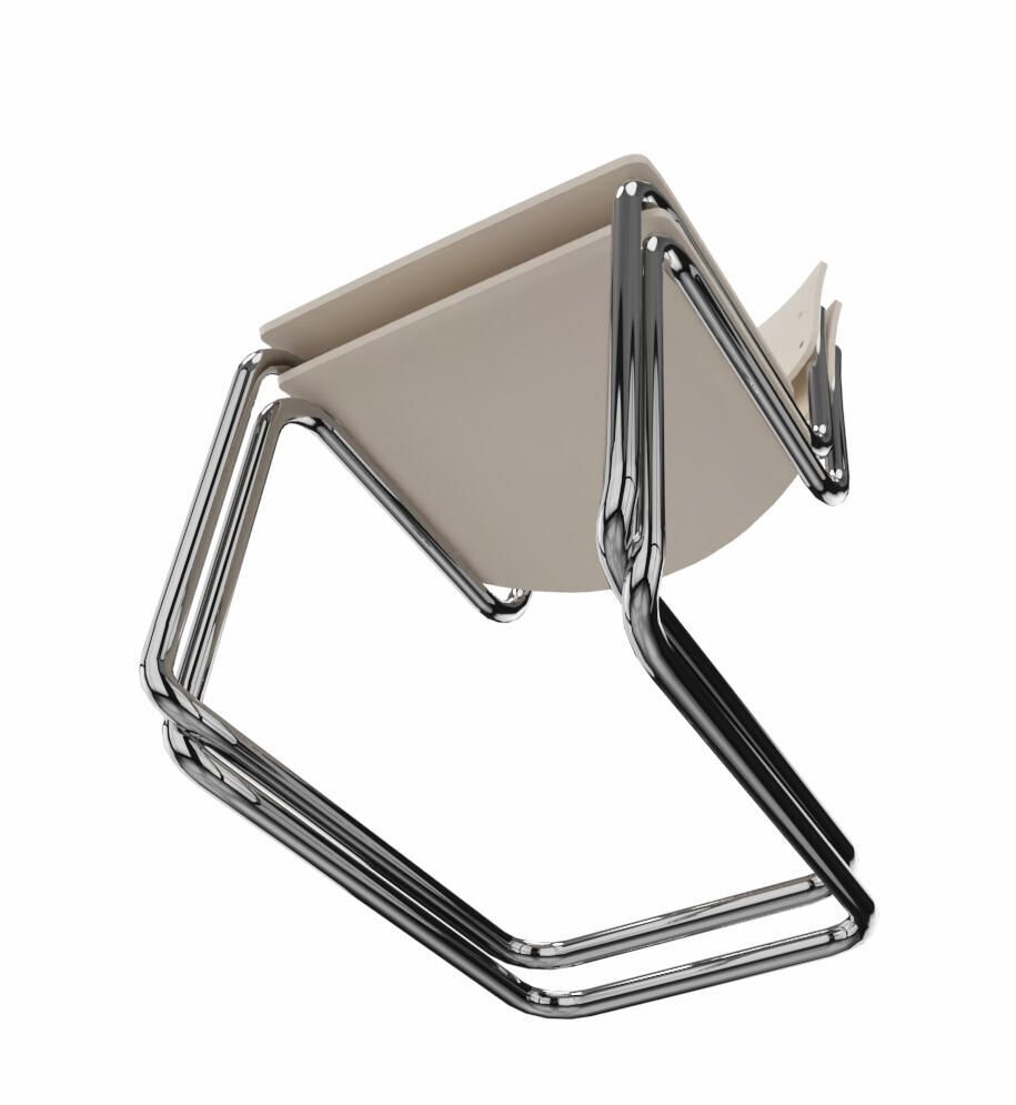 Moderner ergonomischer Stuhl mit verchromtem Gestell und beigefarbener Sitzfläche, ideal für dynamisches Sitzen.