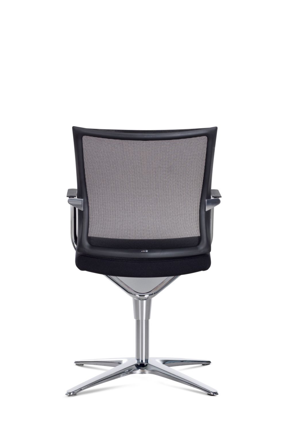 Rückansicht eines ergonomischen Bürostuhls mit Netzrückenlehne und verchromtem Drehgestell auf weißem Hintergrund.