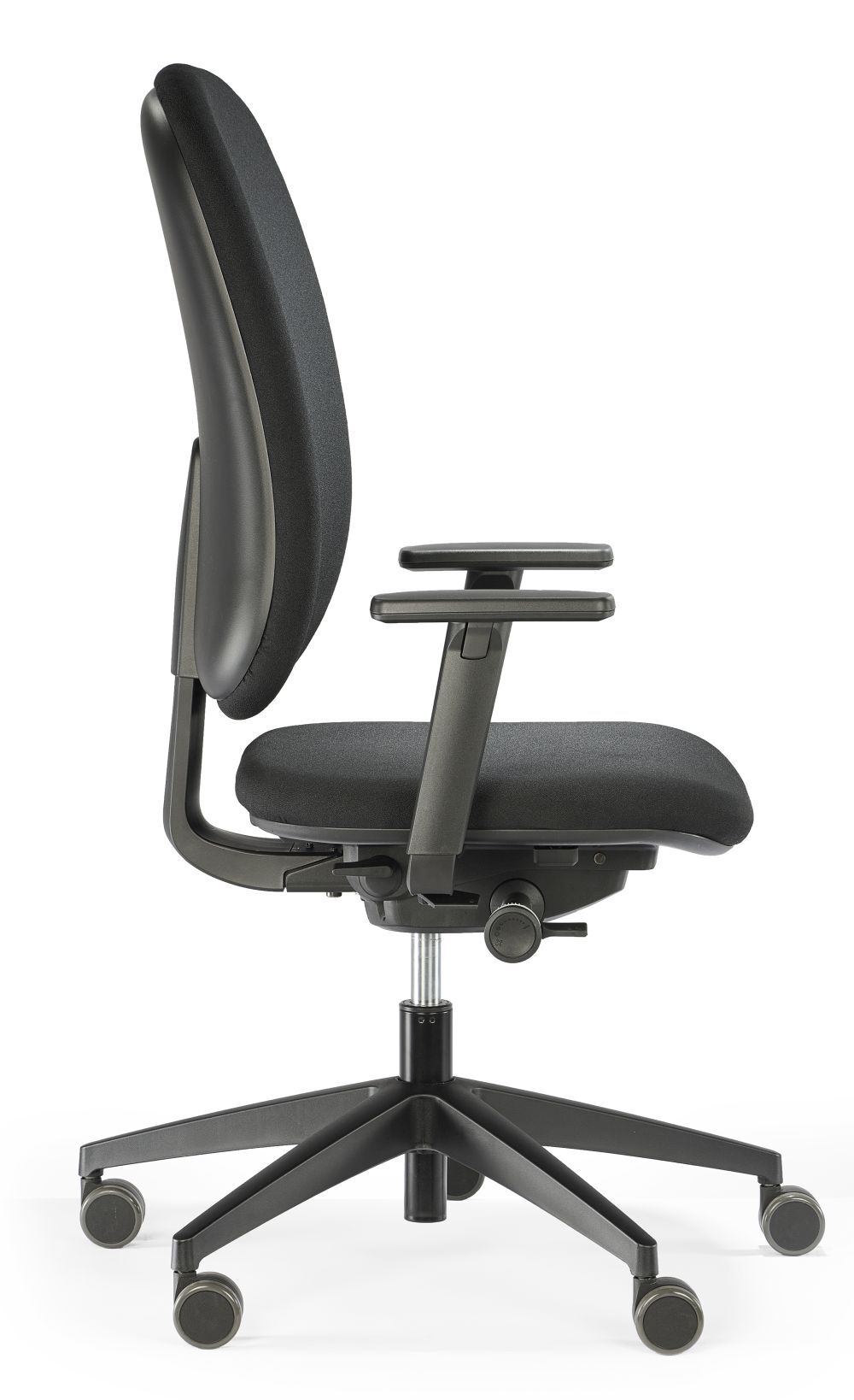 Seitlicher Blick auf einen ergonomischen Bürostuhl mit verstellbaren Armlehnen und Rückenlehne in Schwarz.