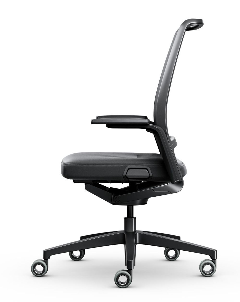 Moderner ergonomischer Bürostuhl in Seitenansicht, schwarzes Design mit verstellbaren Armlehnen und Rollen.