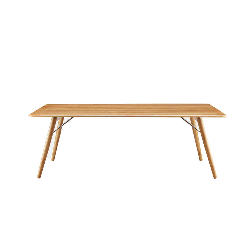 Moderner Holztisch mit schlichten, geneigten Beinen, ideal für minimalistische und ergonomische Büroumgebungen.